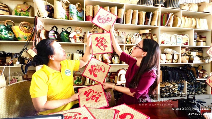 Mẫu liễn thư pháp chúc mừng năm mới từ chiếu uzu.&nbsp;Ảnh: Hồng Cẩm