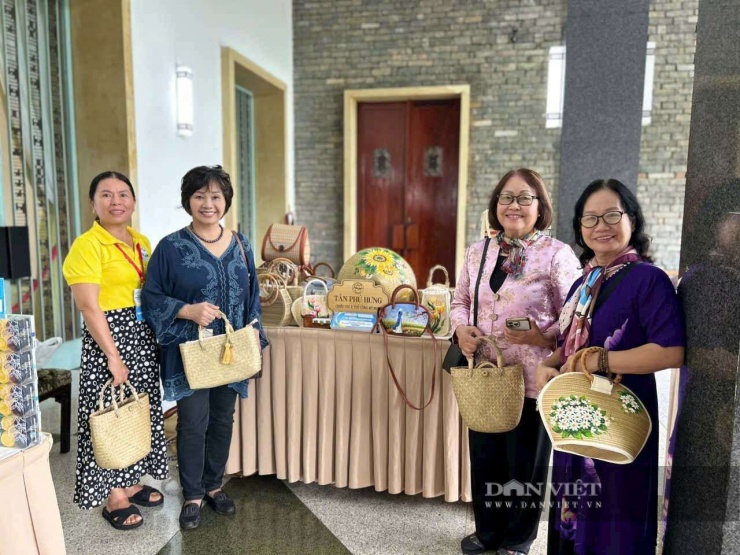 Khách hàng ngày càng ưa chuộng những chiếc giỏ thân thiện môi trường của chị Thảo. Ảnh: Hồng Cẩm