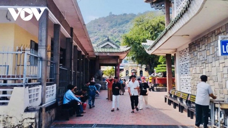 Người dân khắp nơi hội tụ về Miếu Bà Chúa Xứ thắp hương, tạ lễ.