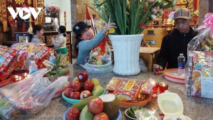 Người dân về Miếu Bà Chúa Xứ để dâng phẩm vật và cầu an.