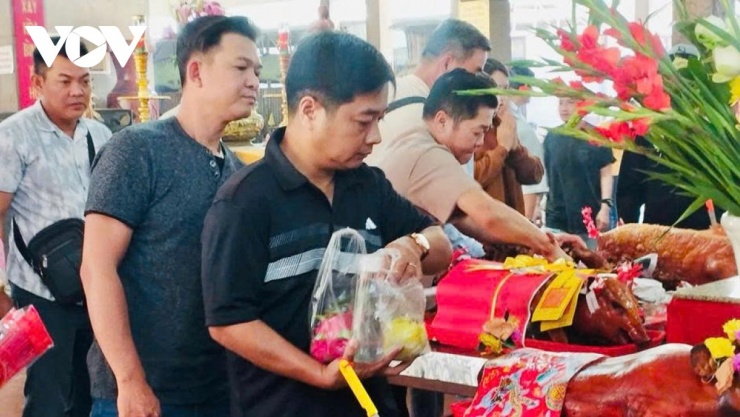 Gửi gắm ước nguyện thành công, anh Hải cùng nhân viên dâng phẩm vật cầu an.