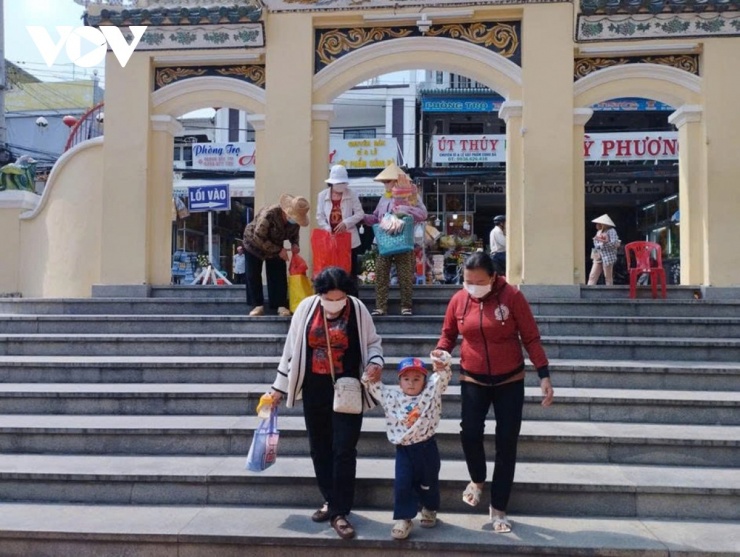 Mỗi năm Miếu Bà Chúa Xứ đón từ 4 đến 5 triệu lượt khách từ khắp mọi miền đất nước đổ về chiêm bái.