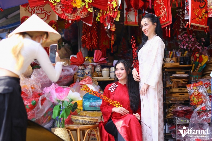 Còn 3 tuần nữa là đến tết Nguyên đán 2026, chợ Biên Hòa (phường Trấn Biên, tỉnh Đồng Nai) trở thành điểm hẹn của giới trẻ trong tà áo dài phong cách xưa, lưu giữ khoảnh khắc Tết