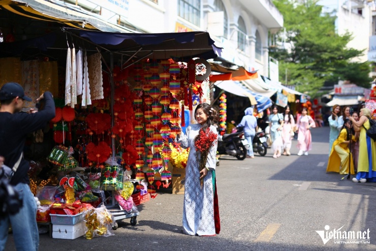 Các 'nàng thơ' xúng xính áo dài, rủ nhau đến chợ Biên Hòa chụp ảnh Tết - 3