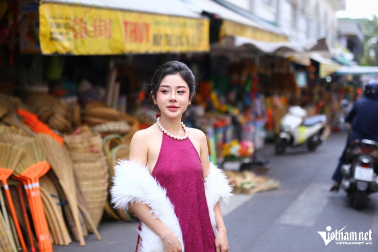 Ở một góc khác của chợ Biên Hòa, một “nàng thơ” diện áo kiểu cách tân, khoác nhẹ chiếc khăn lông cùng chuỗi vòng cổ ngọc trai thanh lịch, tôn lên vẻ đẹp dịu dàng, cổ điển của quý bà xưa.