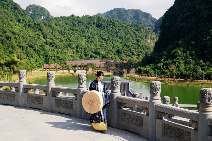 Nhiều bạn trẻ lựa chọn những bộ cổ phục để check-in, chụp ảnh