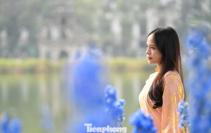 Chen chân chụp ảnh áo dài Tết ở Hồ Gươm - 8