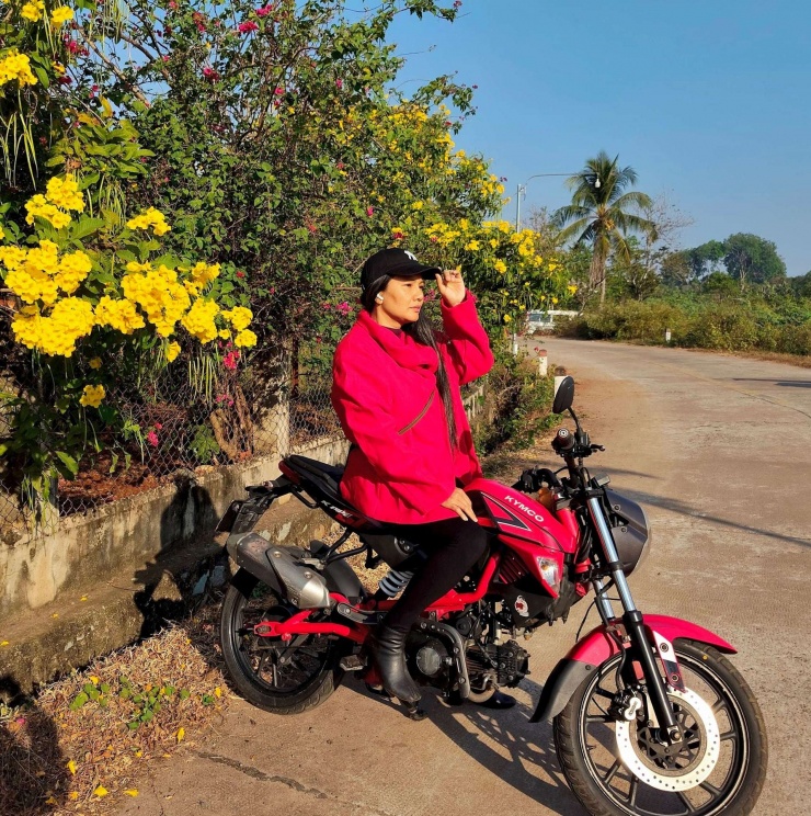 Kiều Trinh đi chiếc mô tô của con trai. Ảnh: FBNV
