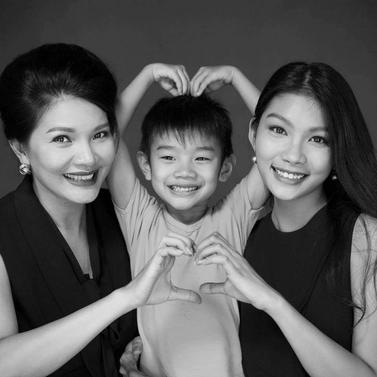 Kiều Trinh cùng các con. Ảnh: FBNV