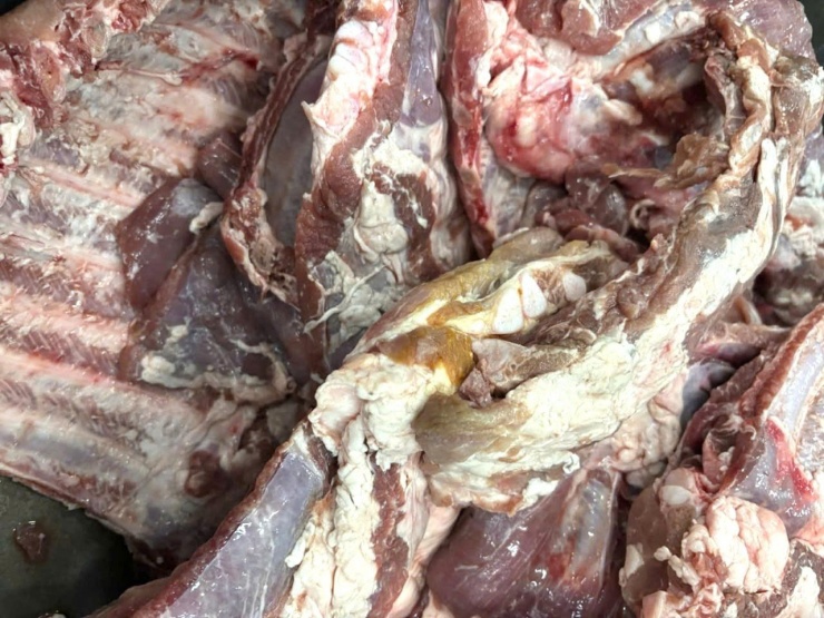 Khi kiểm tra, Hội Cha mẹ học sinh phát hiện sườn heo đã chuyển màu nên chuyển trả lại nhà cung cấp