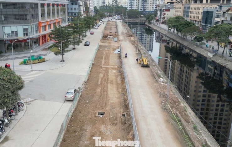 Vốn chỉ có 2 làn xe và mặt đường chằng chịt ổ gà, đến thời điểm hiện nay tuyến phố Nguyễn Cảnh Dị từ cầu Đại Kim đến cầu Định Công đã được mở rộng là đường có 2 chiều.