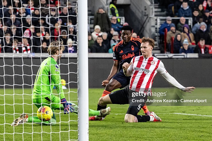 Video bóng đá Brentford - Nottingham Forest: Vô lê đẹp mắt, thắp sáng vé trụ hạng (Ngoại hạng Anh)