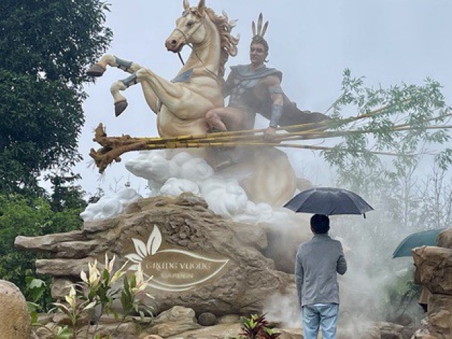 Cận cảnh bức tượng Thánh Gióng cưỡi thiên mã siêu thực gây 'sốt' cộng đồng mạng