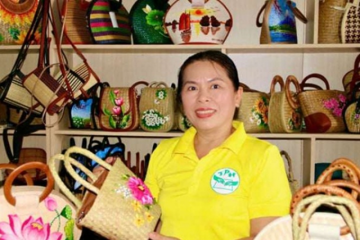 Cây cỏ dại này sơ chế kiểu gì, đan thành thứ gì mà một "chị đẹp An Giang" bán hút hàng?