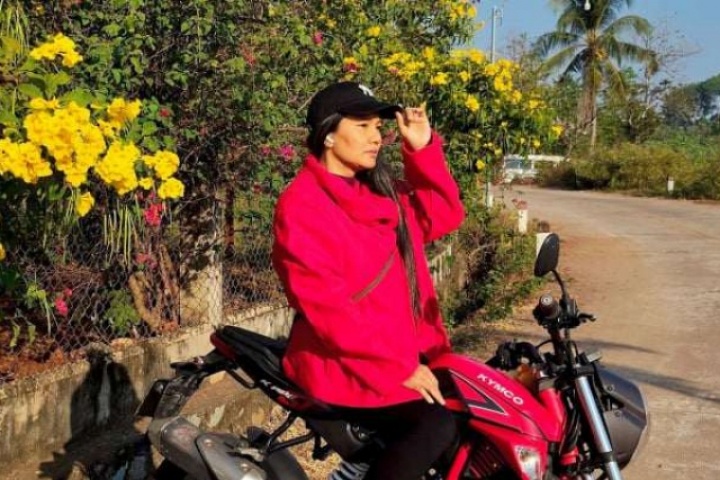 Diễn viên Kiều Trinh gặp sự cố giao thông khi đi xe máy của con trai