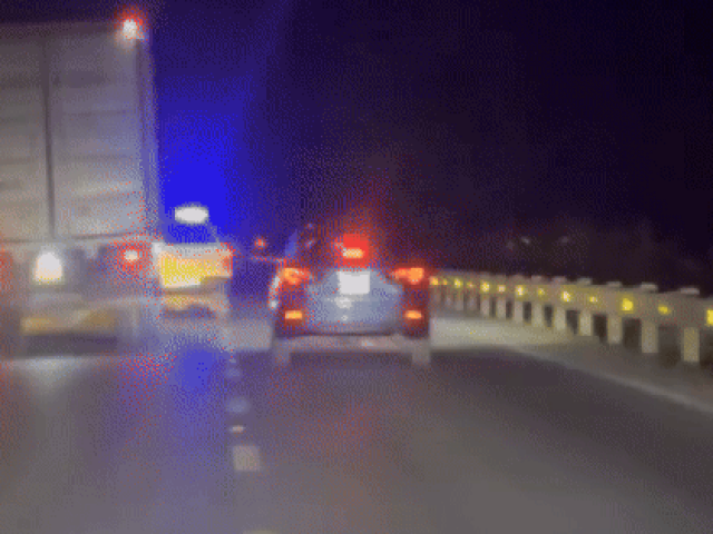 CLIP: Truy đuổi xe tải chở thuốc lá nhập lậu lớn nhất từ trước đến nay ở Quảng Trị