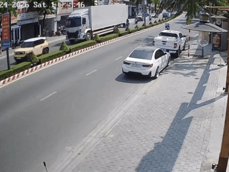 Clip: Người đàn ông chạy xe máy đập gương chiếu hậu ô tô trên phố