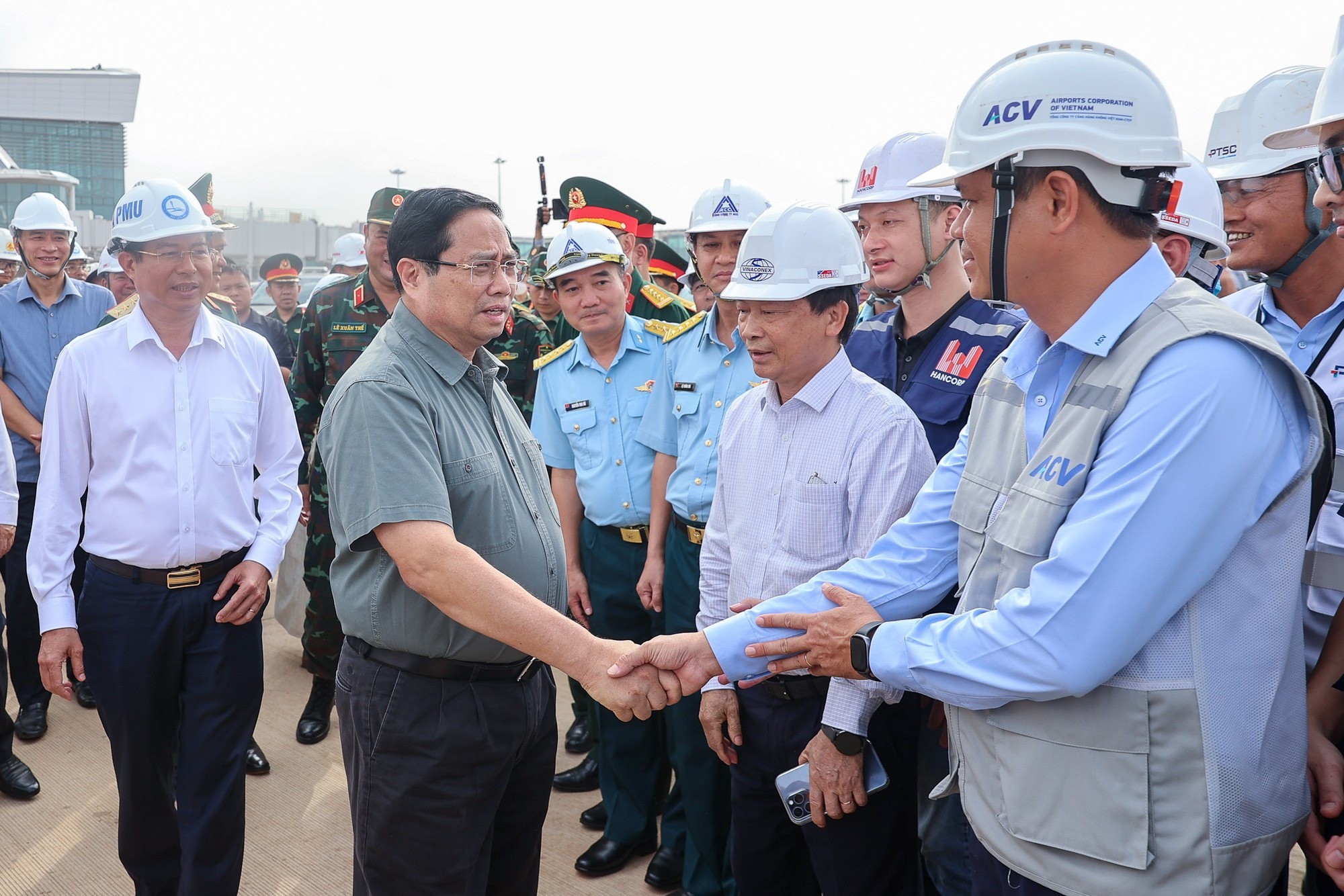 Thủ tướng đi kiểm tra việc triển khai các công trình, dự án.