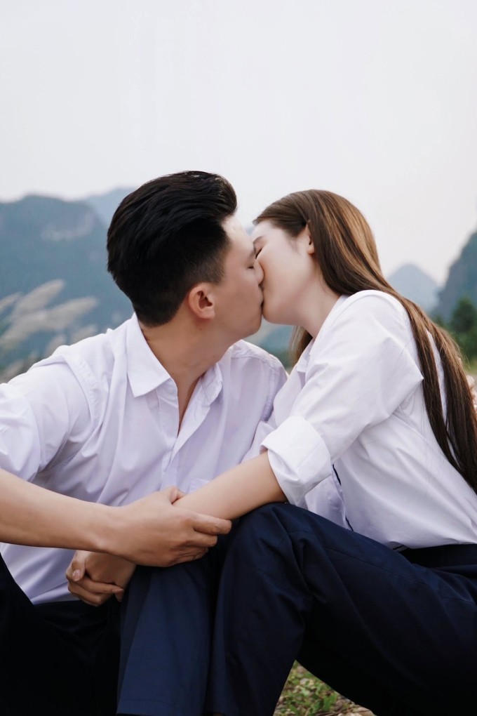 Khoảnh khắc Ngân (Phan Minh Huyền) - Viễn (Hà Việt Dũng) hôn nhau đắm đuối ở kết phim "Cách em 1 milimet" được hàng chục nghìn khán giả hưởng ứng. Nhiều người cho biết đây là cái kết họ mong chờ từ đầu phim.