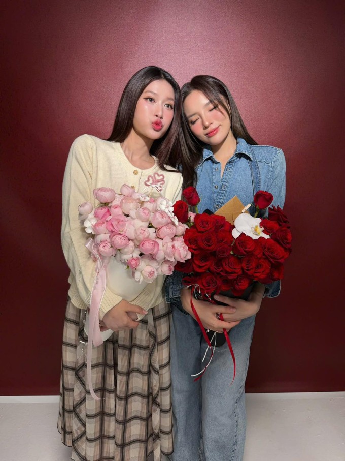 Hoa hậu Kỳ Duyên đăng ảnh chụp cùng hoa hậu Thiên Ân và chú thích "Cục Bột và Cục Bơ đi làm chung", kèm biểu tượng trái tim.