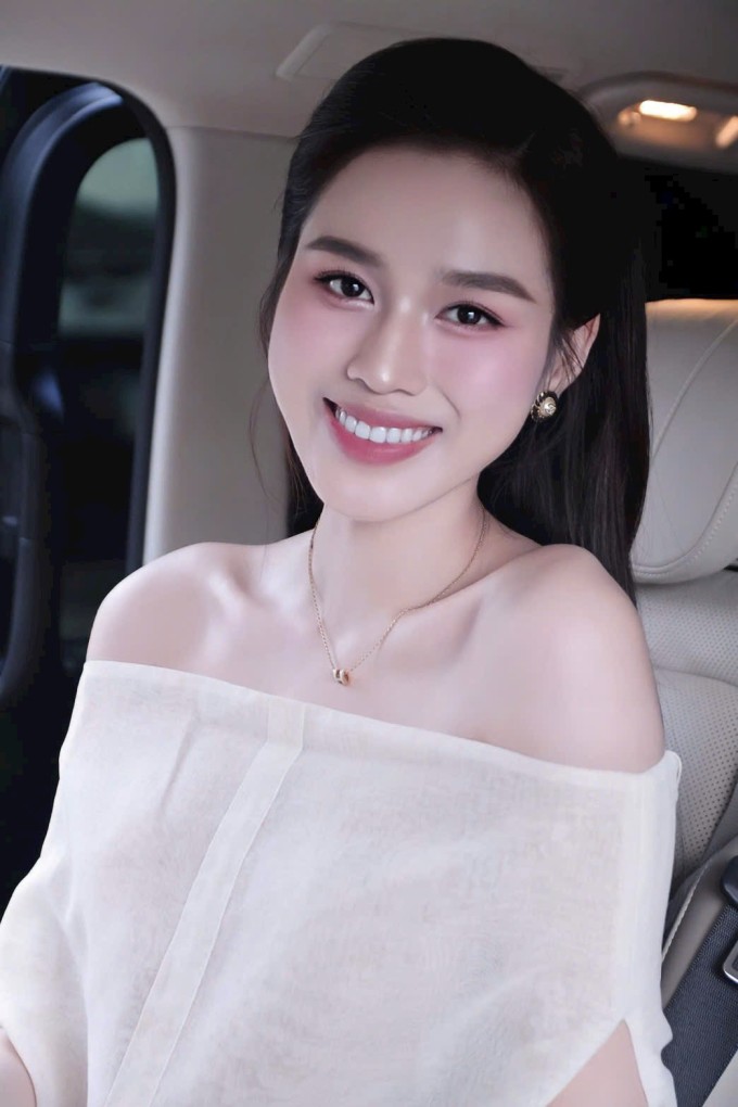 "Visual" của hoa hậu Đỗ Thị Hà khi ăn cưới á hậu Phương Nhi và thiếu gia Minh Hoàng, con trai thứ hai tỷ phú Phạm Nhật Vượng, được nhiều người khen ngọt ngào, dễ thương.