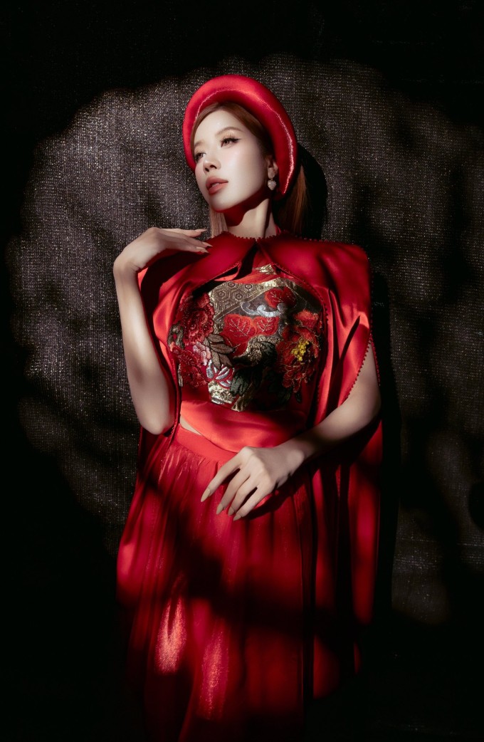 Trang Pháp được khen tỏa sáng khi diện áo yếm, váy đụp của nhà thiết kế Cao Minh Tiến.