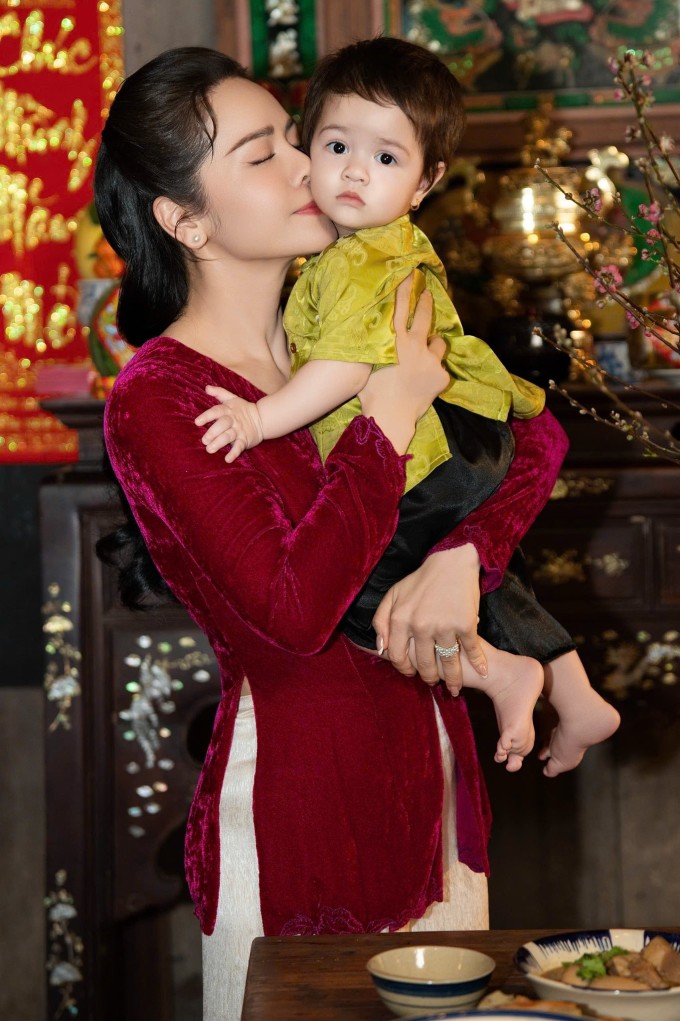 Diễn viên, ca sĩ Nhật Kim Anh chụp hình Tết bên con gái Julia.