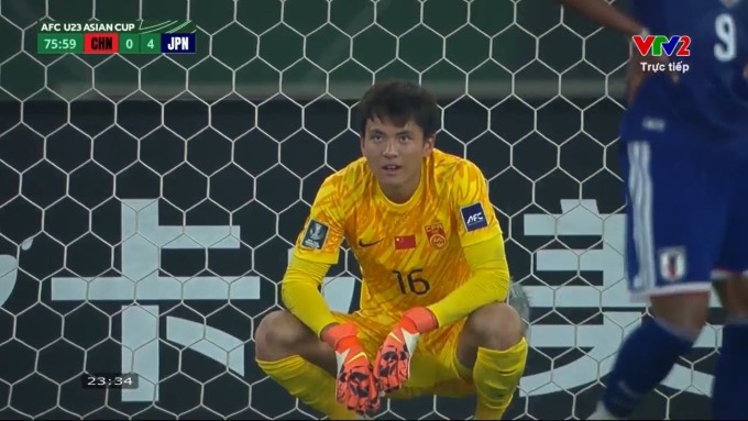 Thủ môn Li Hao (Trung Quốc) bất lực khi không cản phá được cú sút nào của Nhật Bản.