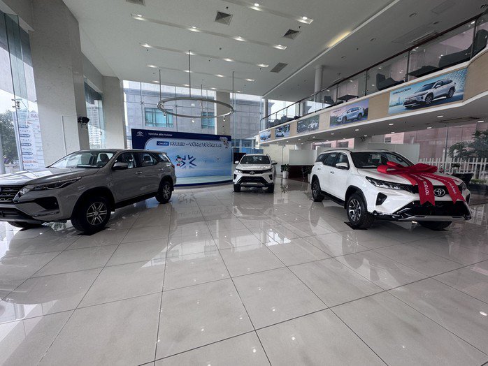 Một showroom ô tô tại TP HCM chỉ còn vài xe để bán trong những ngày cuối năm