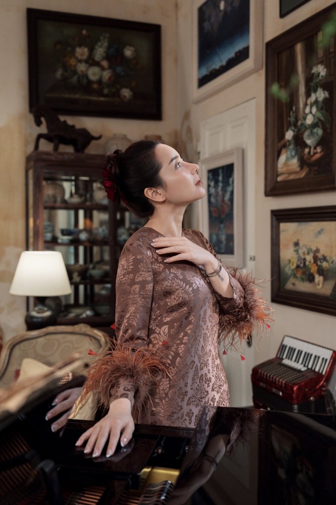 Lưu Hương Giang khoe góc mặt nghiêng.