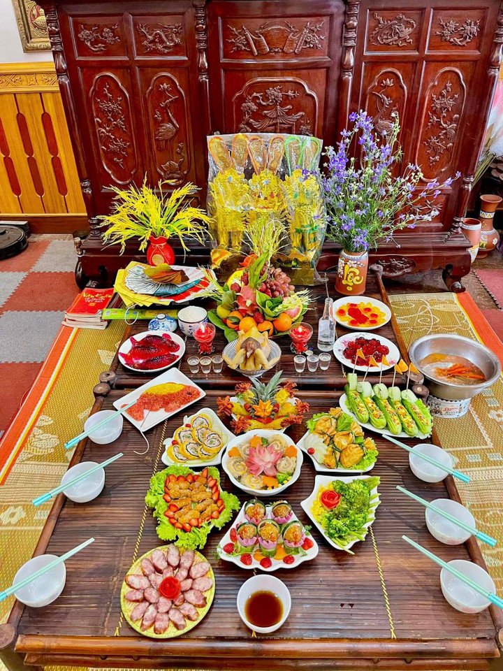 Mâm lễ cúng ông Công ông Táo đầy đủ, đẹp mắt. (Ảnh: Hương Giang)