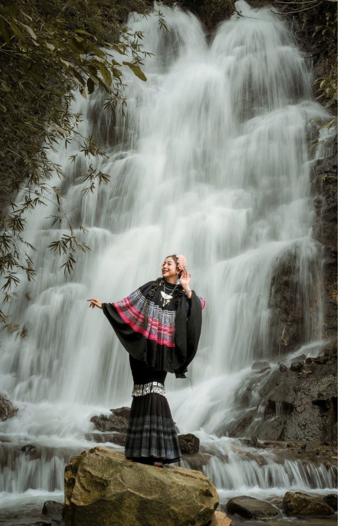 Hoa hậu châu Á tại Mỹ 2006 khoe sắc bên thác Tiên Sa.