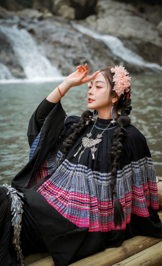 Jennifer Phạm cho biết mê đắm cảnh sắc Sa Pa nên tranh thủ thực hiện một bộ ảnh kỷ niệm với trang phục lấy cảm hứng từ cô gái dân tộc trong chuyến công tác gần đây.