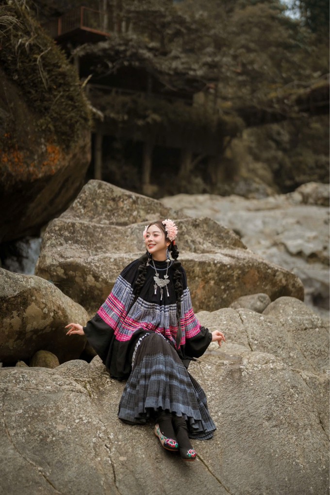 Cát Cát là một bản làng văn hóa dân tộc Mông lâu đời, nằm ngay dưới chân dãy núi Hoàng Liên Sơn, cách trung tâm thị xã Sa Pa, tỉnh Lào Cai chỉ khoảng 2-3 km.