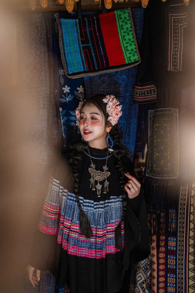 Đây là điểm du lịch nổi tiếng với khung cảnh thiên nhiên thơ mộng, các nếp nhà gỗ mộc mạc, thác Tiên Sa, và văn hóa đặc sắc như nghề dệt thổ cẩm.