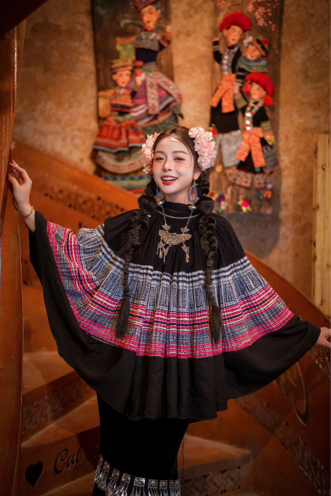 Bà mẹ bốn con được nhiều người khen trẻ trung, dễ thương với kiểu trang điểm "hack tuổi".