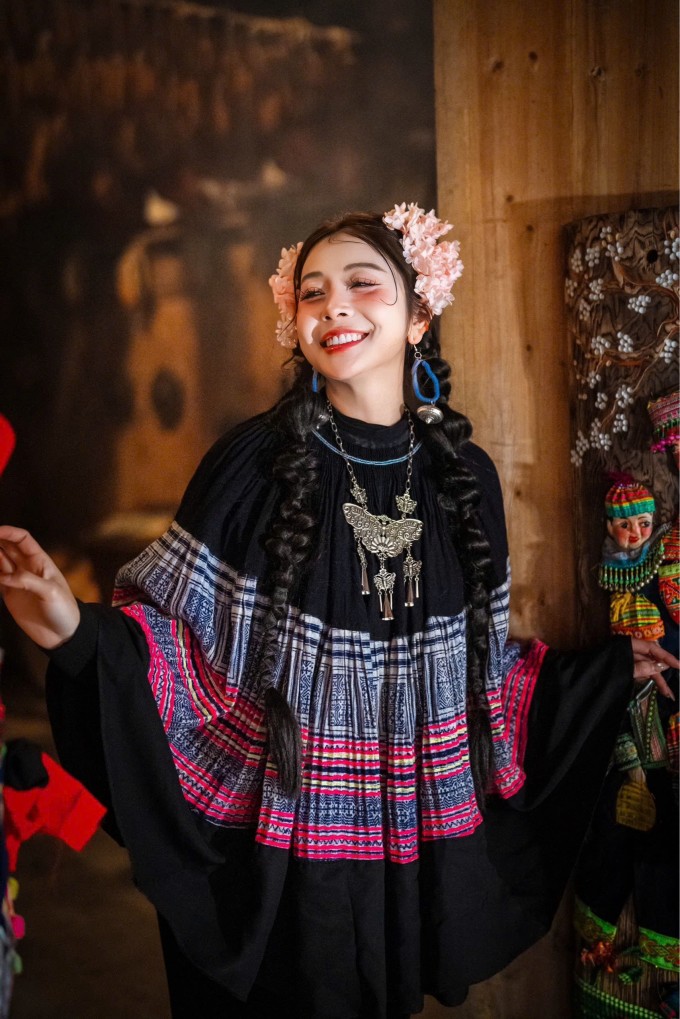 Trang phục của người dân tộc được Jennifer Phạm biến tấu, kết hợp với kiềng bạc, khuyên tai to bản ấn tượng.