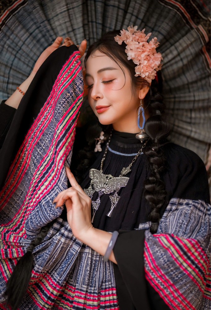 Cô hoàn thiện phong cách bằng kiểu trang điểm ấn tượng với đôi má ửng hồng và hoa cài đầu.