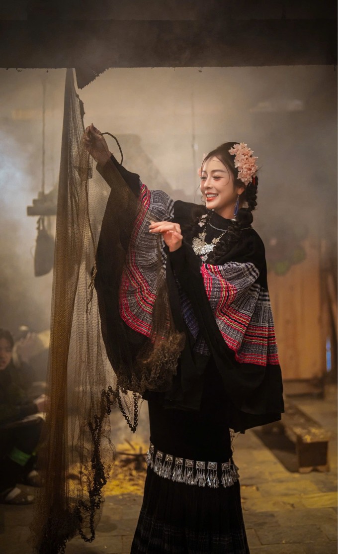 Jennifer Phạm sinh năm 1985, đăng quang Hoa hậu châu Á tại Mỹ 2006, sau đó về Việt Nam phát triển sự nghiệp. Cô từng đóng một số phim như Tiếng dương cầm trên biển, Những chiếc lá thời gian, Xin thề anh nói thật... Hiện người đẹp chủ yếu hoạt động với vai trò MC. Cô kết hôn lần hai với doanh nhân Đức Hải năm 2012 và có thêm ba bé Na, Nu, Nấm. Trước đó, cô trải qua đổ vỡ hôn nhân và có con trai Bảo Nam với ca sĩ Quang Dũng.