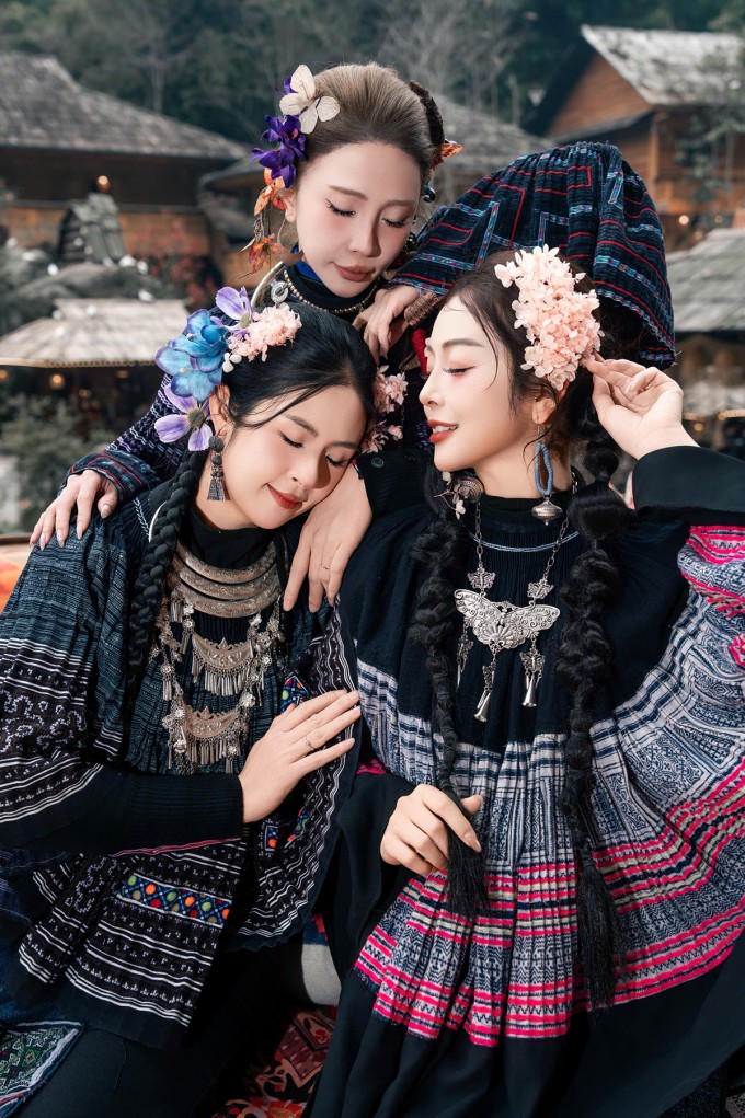 Tham gia chuyến công tác này cùng Jennifer Phạm còn có hoa hậu Ngọc Hân và diễn viên Quỳnh Nga.