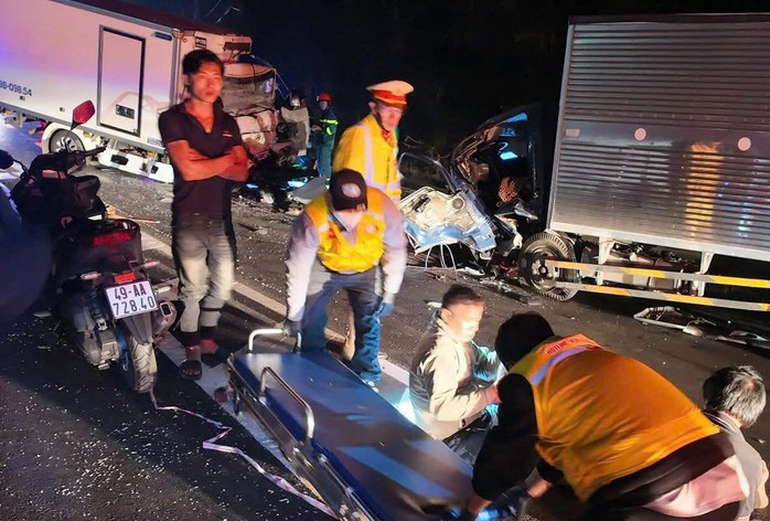 Lực lượng chức năng tỉnh Lâm Đồng xử lý hiện trường vụ tai nạn.