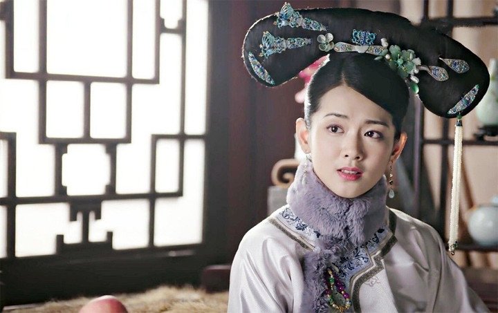 Thư phi trong "Hậu cung Như Ý truyện". Nguyên mẫu của nhân vật này là Thư phi của Càn Long, một nữ tử của tộc Diệp Hách Na Lạp.