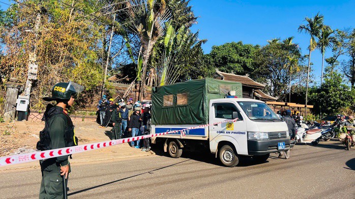 Lực lượng công an đang tiến hành khám xét một số nơi trên đường Nguyễn Viết Xuân, phường Hội Phú - nghi liên quan đến vụ cướp ngân hàng