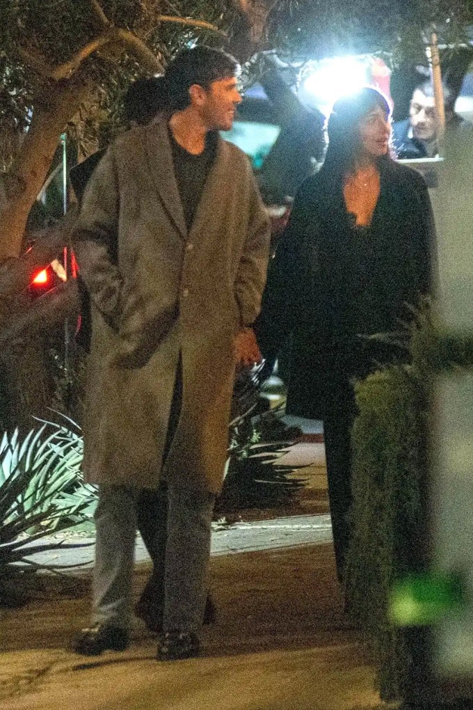 Cặp sao nắm tay nhau ra về sau bữa tối. Ảnh: Backgrid