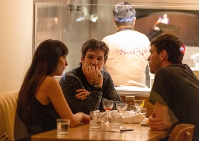 Dakota Johnson và Role Model (bên trái) trò chuyện với một người bạn khi ăn tối với bạn hôm 22/1. Ảnh: Backgrid