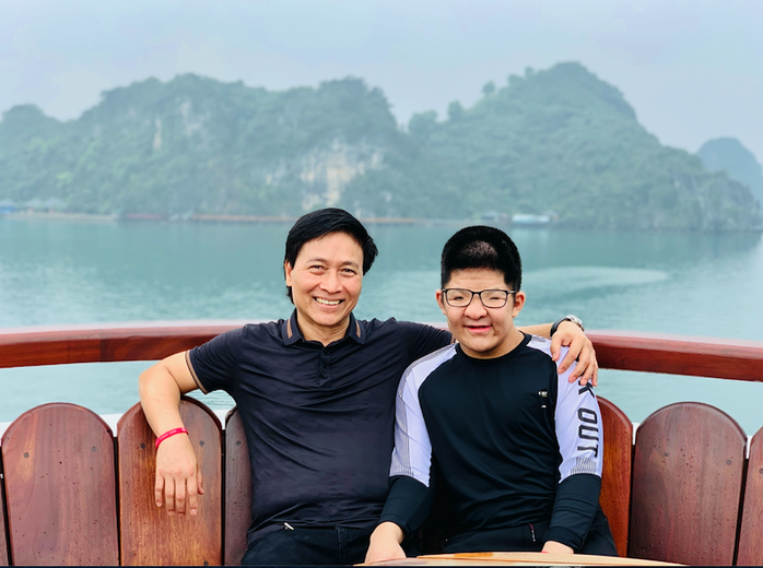 Nghệ sĩ Ưu tú Quốc Tuấn và con trai - Bôm. Ảnh: TL