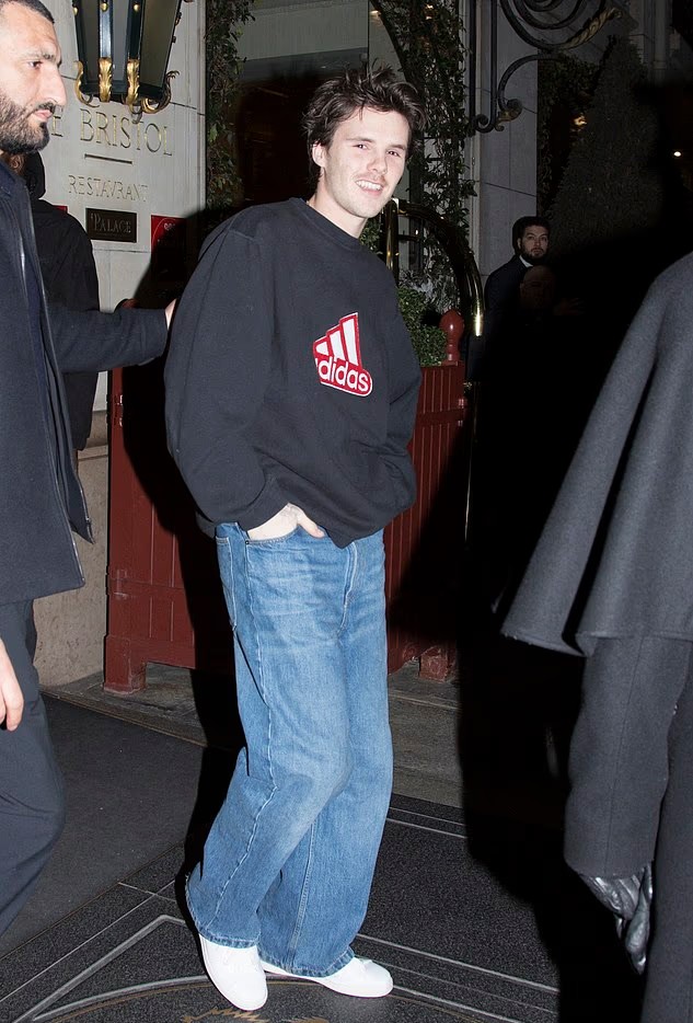 Cruz diện đồ khỏe khoắn khi đến cuộc hẹn hò chung với anh trai Romeo. Ảnh: Backgrid