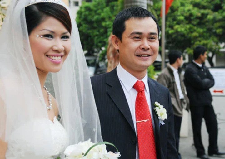 NSƯT Vĩnh Xương kết hôn muộn với bà xã Minh Nguyệt kém anh 8 tuổi.