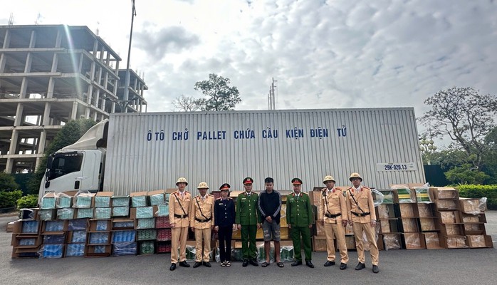 Đối tượng cùng số thuốc lá ngoại nhập lậu bị lực lượng chức năng bắt giữ. Ảnh: Trần Khôi