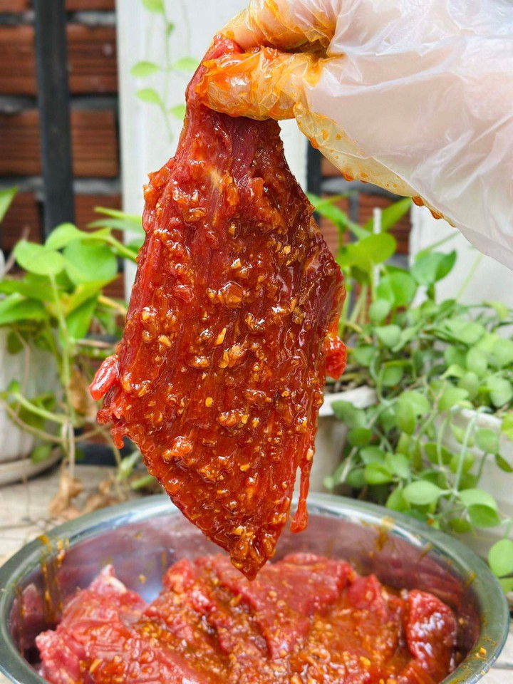 Trộn nước sốt để ướp thịt bò.